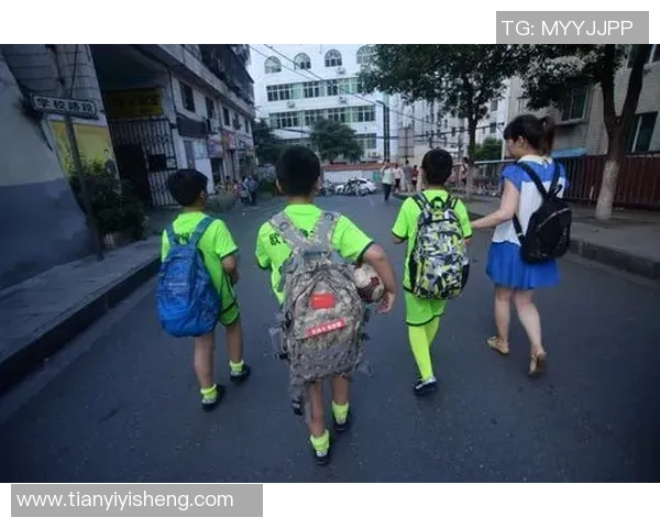 夕阳余晖下的足球传奇逐梦时光，球星们的荣耀与坚持在岁月中流淌