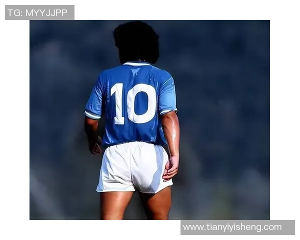 足球传奇球星穿过的经典老鞋揭示了历史与风采的结合 足球传奇球星穿过的经典老鞋揭示了历史与风采的结合