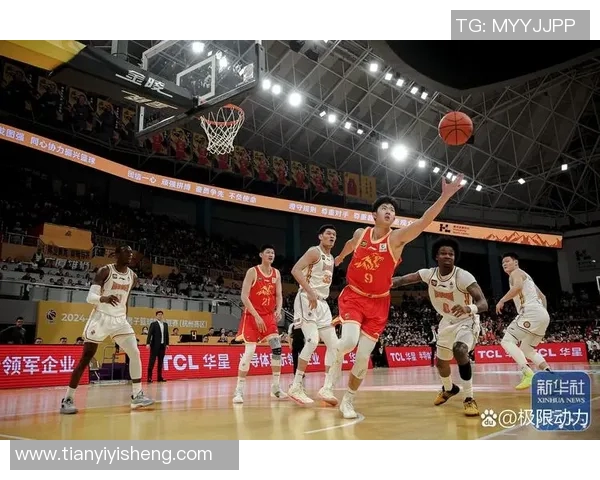 足球巨星挑战篮球极限 上演惊艳扣篮瞬间的精彩对决